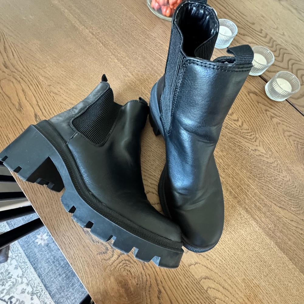 Item: Universal Thread Black Chelsea Boots 
Size: 7
Condition: Gently-Used